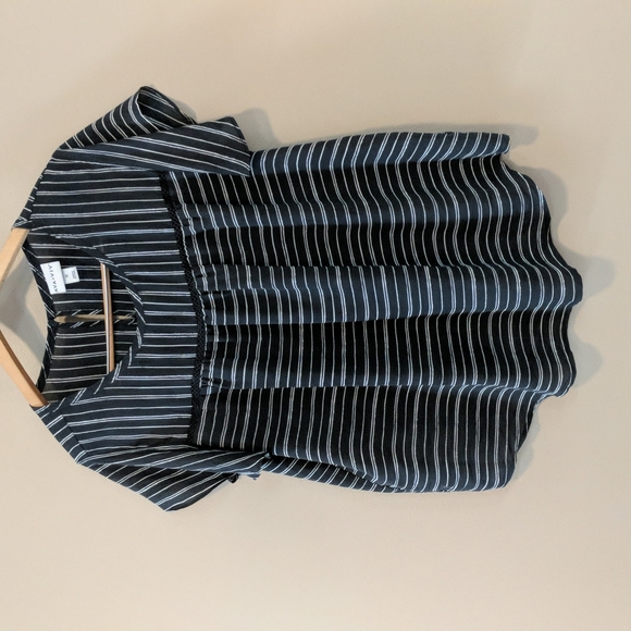 Gorgeous Ava & Viv Black/Gray Trendy Striped Keyhole back blouse - Picture 2 of 8